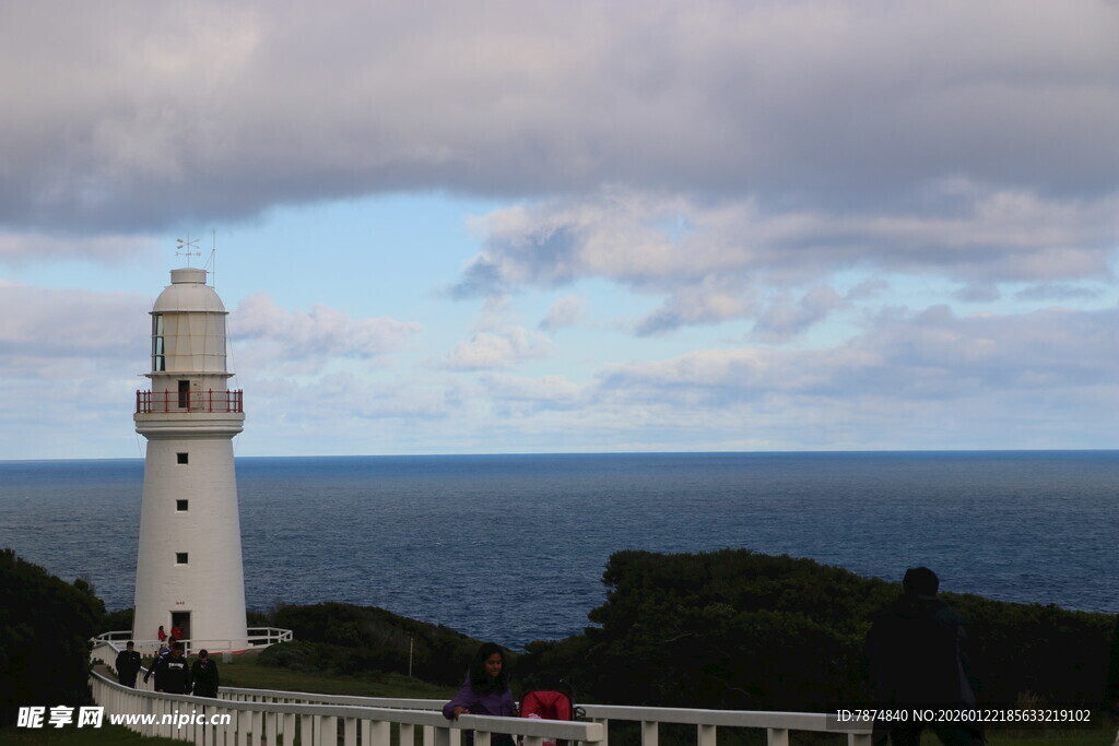 海岸边的白色灯塔景观