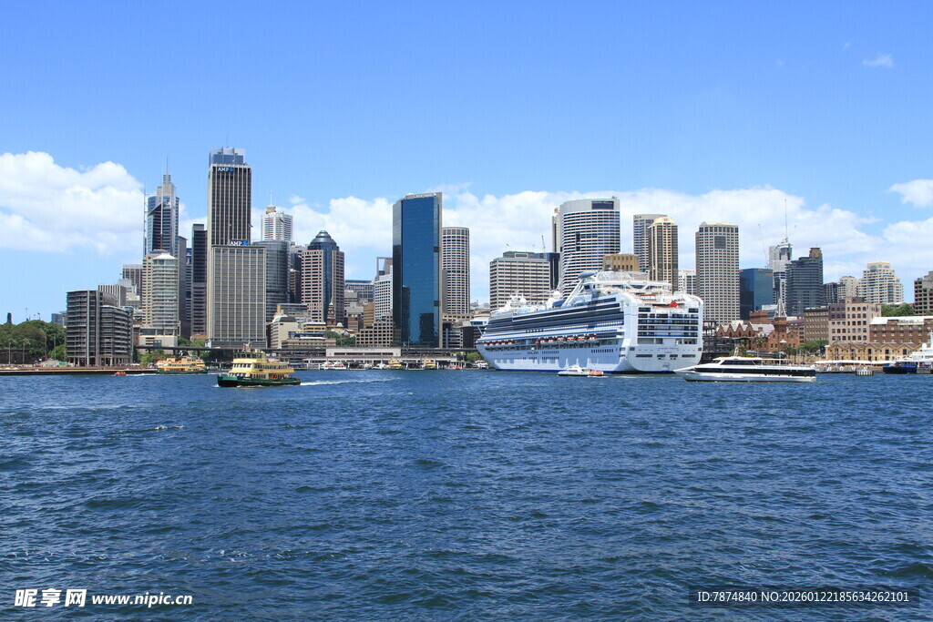 悉尼港景 游船穿梭于高楼间