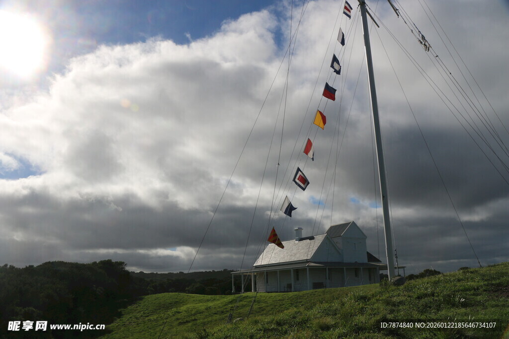 草原上飘扬的多彩经幡