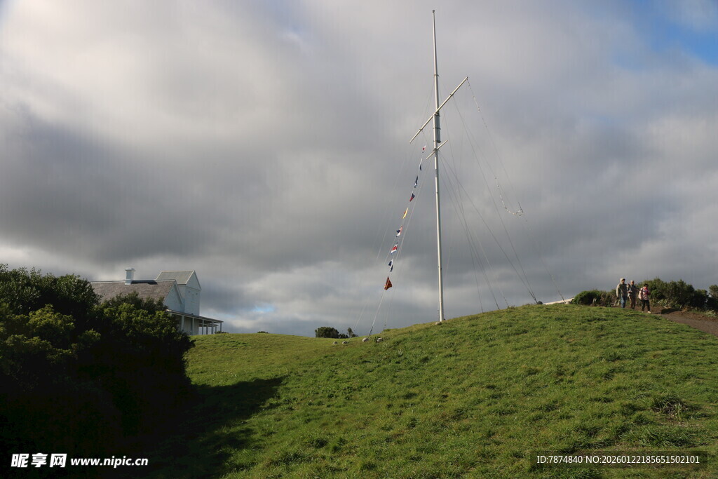 草原上的高耸通信天线