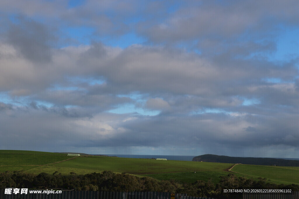 广阔草原上的多云天空