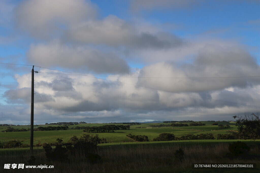 田野上的蓝天白云风景