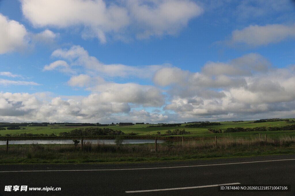 公路边的蓝天绿地与云朵