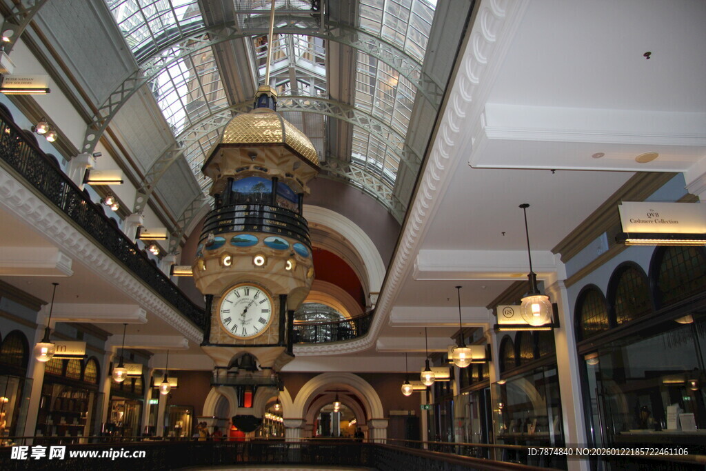 商场内部华丽的中庭景观