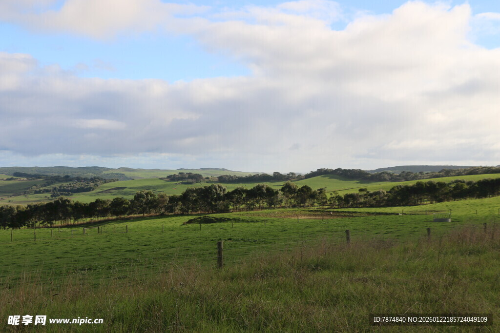 广袤草原与蓝天白云美景