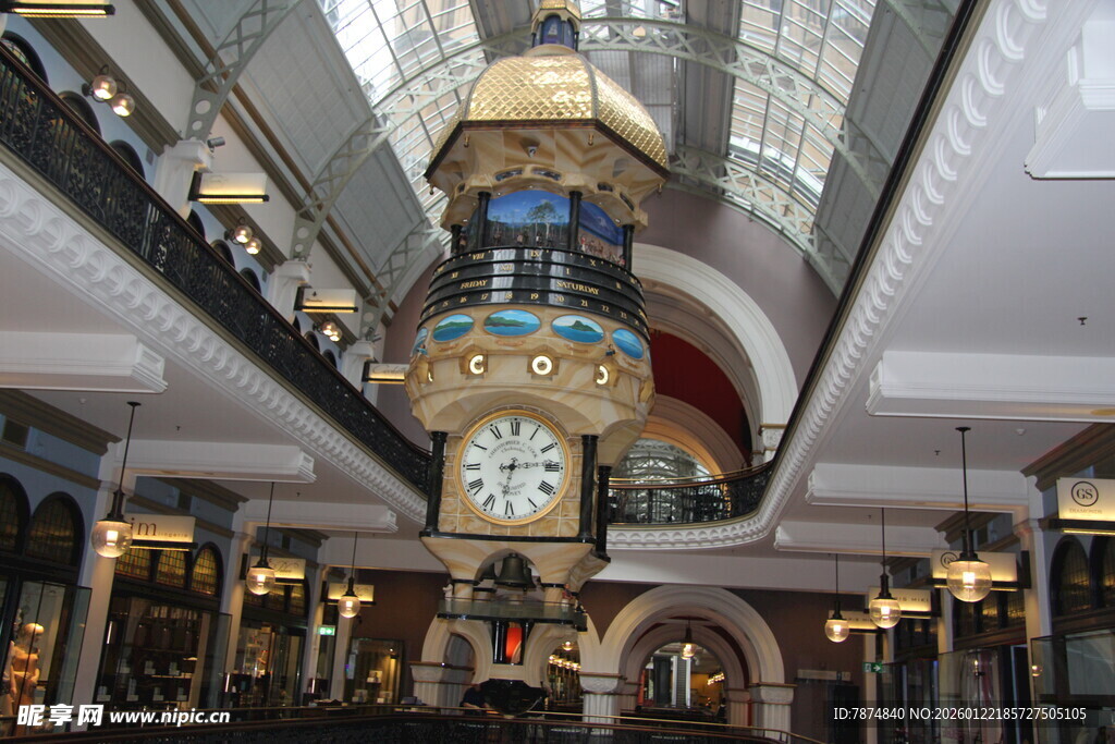 商场内华丽的钟楼景观