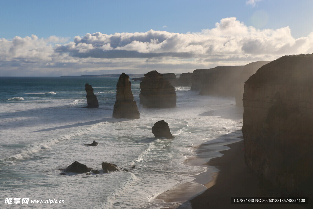 海岸边壮观的岩石与海浪