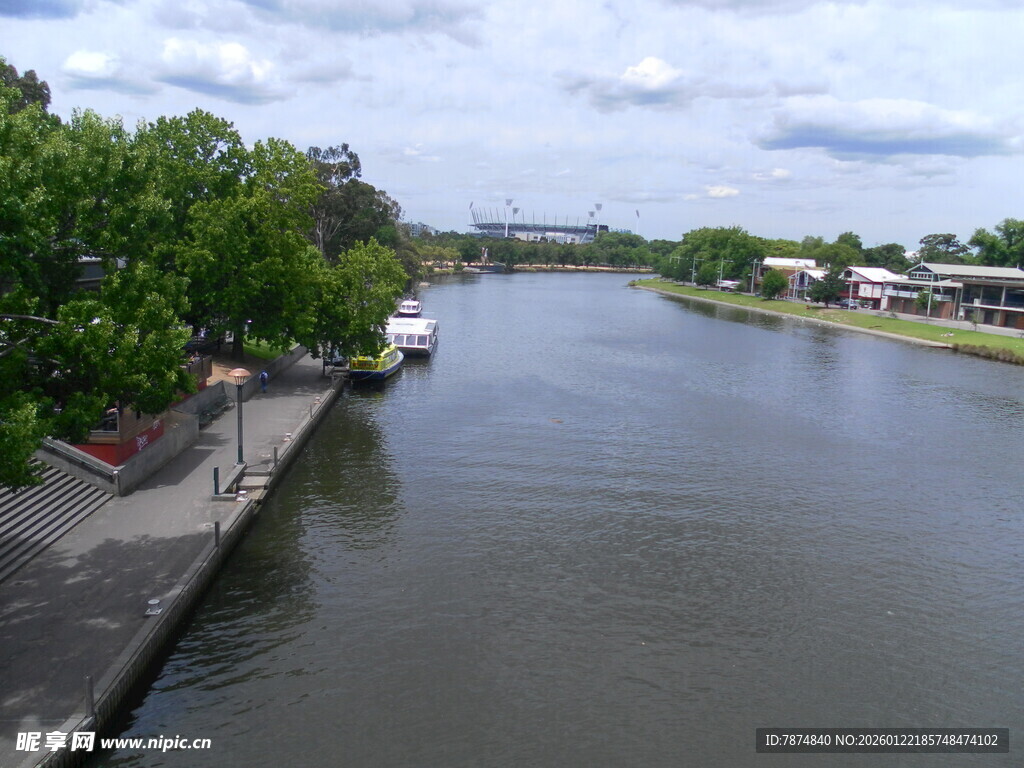 河畔风光 宁静宜人