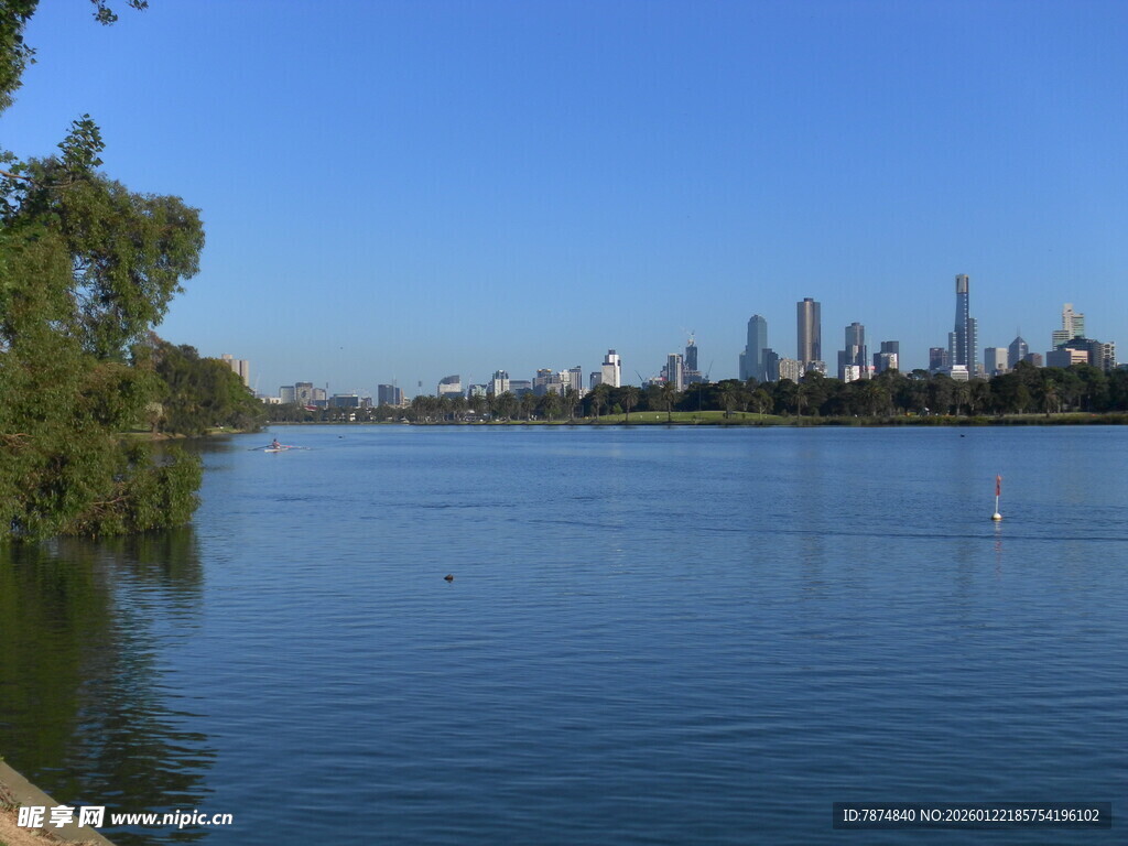 湖畔城市天际线美景