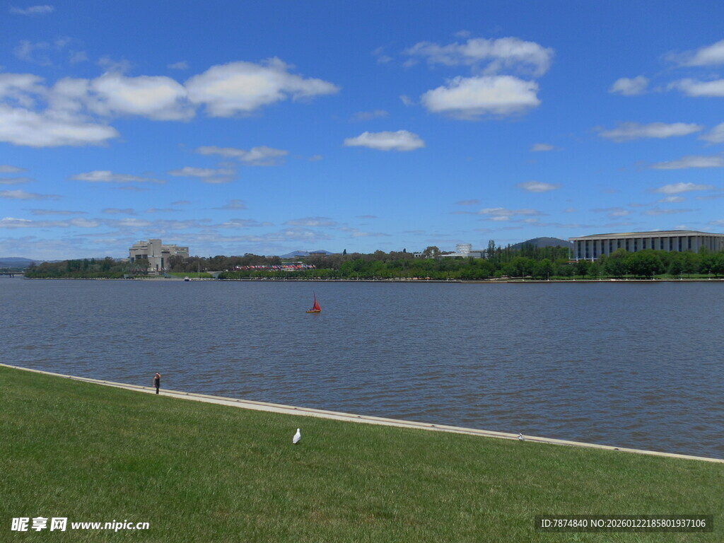 湖畔草地蓝天美景