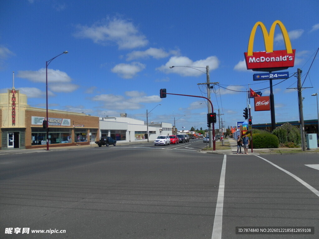 街道旁的麦当劳餐厅