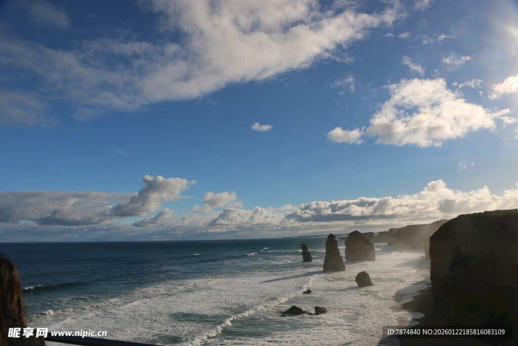 海岸美景 白云下的壮阔海景