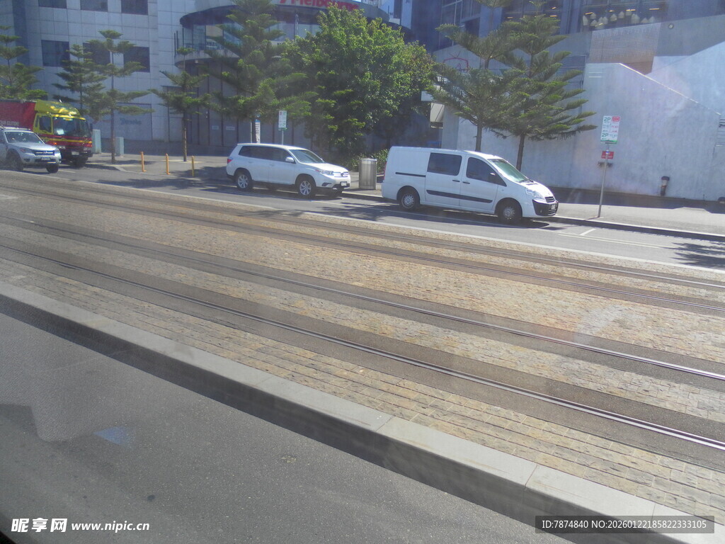 城市街道上停放的车辆