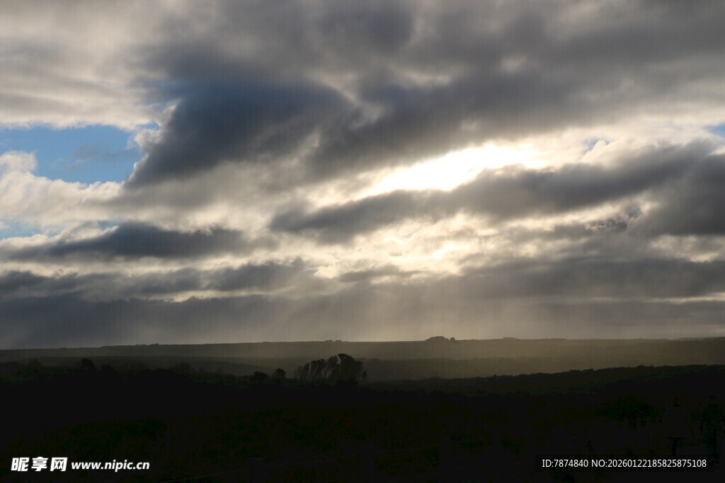 夕阳下的云层景观