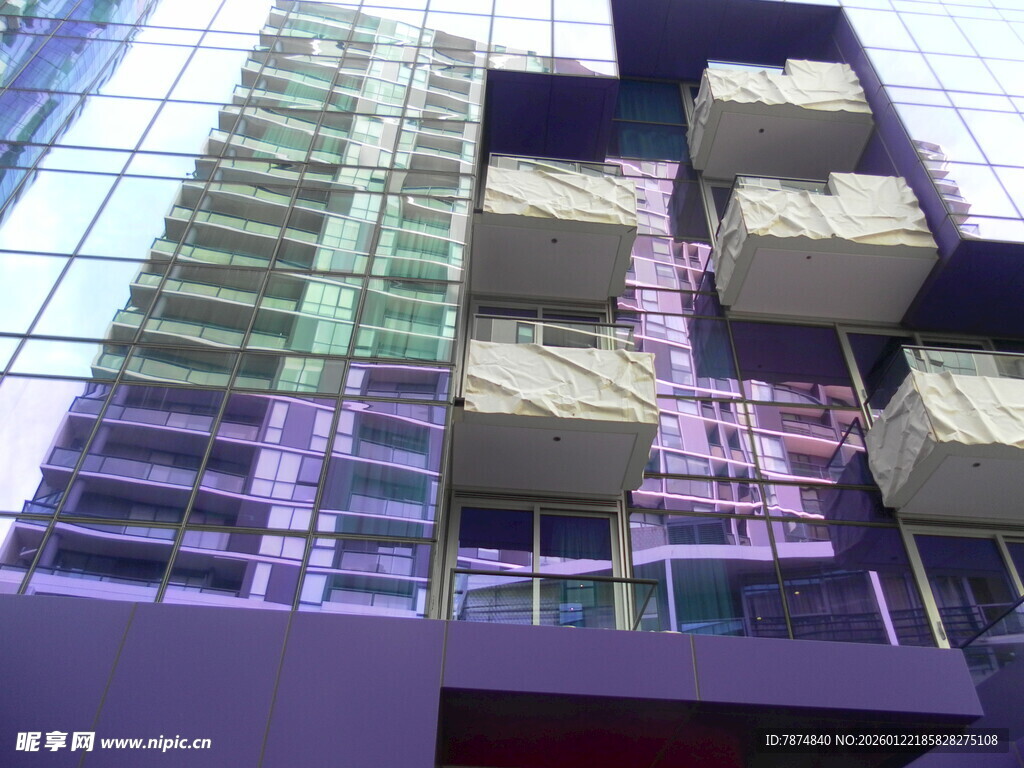 现代高层玻璃幕墙建筑