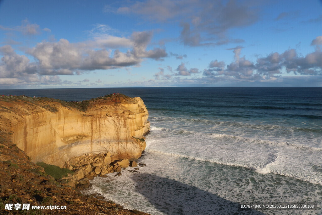 海岸悬崖边的壮丽海景