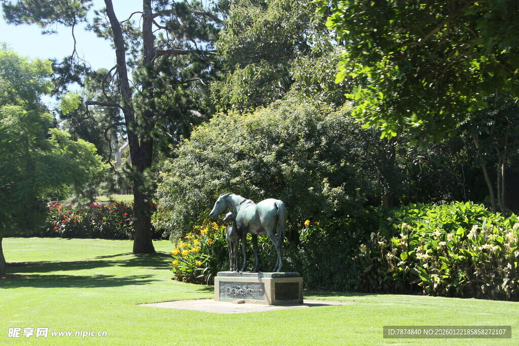 公园中的骏马雕塑