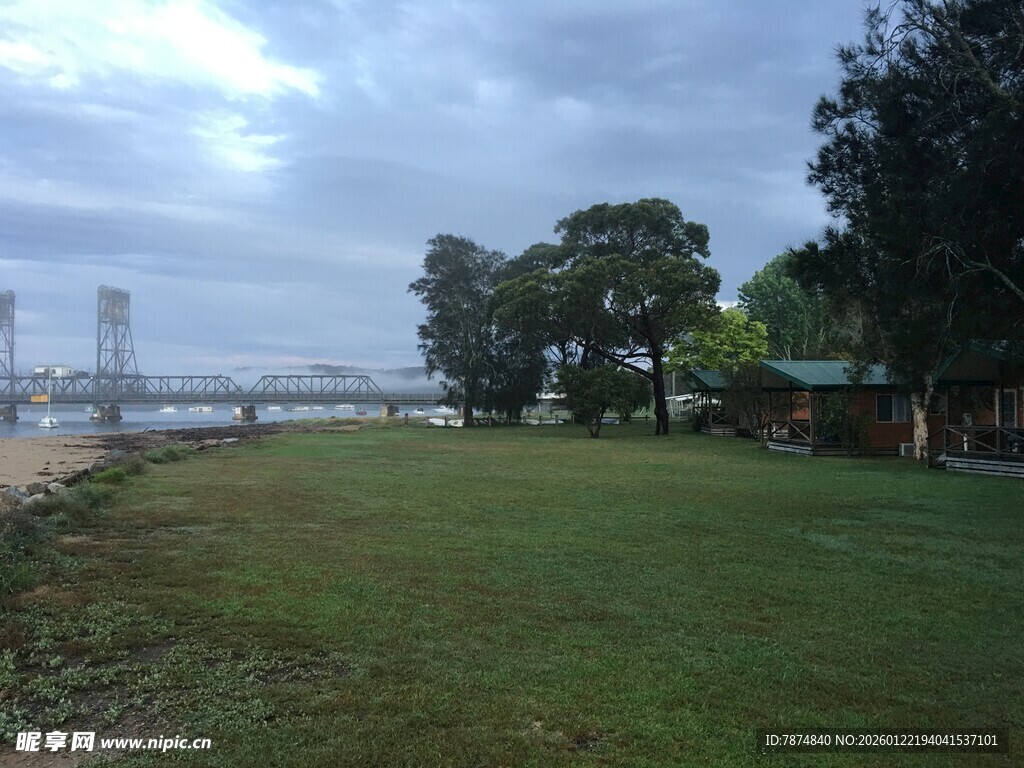 河畔草地与远处桥梁风景