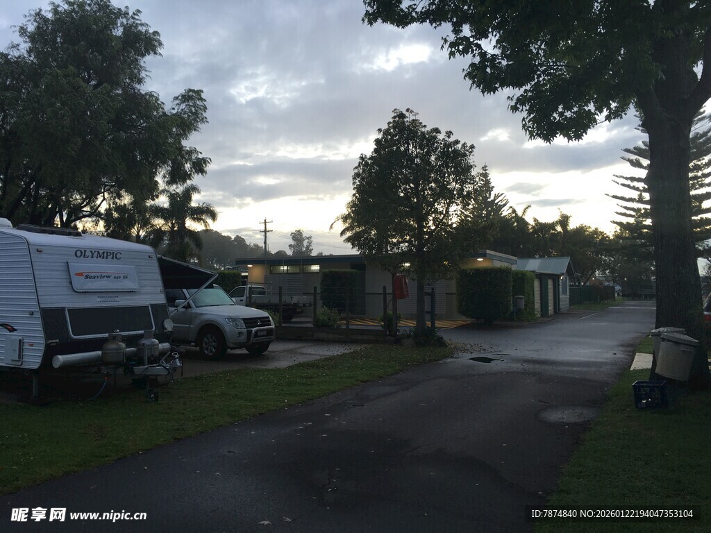 黄昏下的房车营地景象