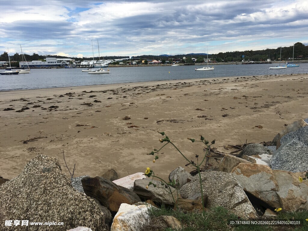 宁静海滩与岸边散落石块