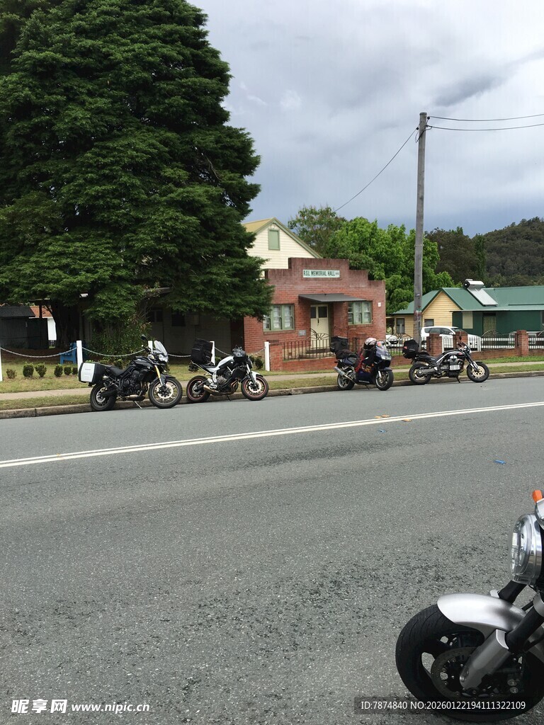 路边停放的多辆摩托车