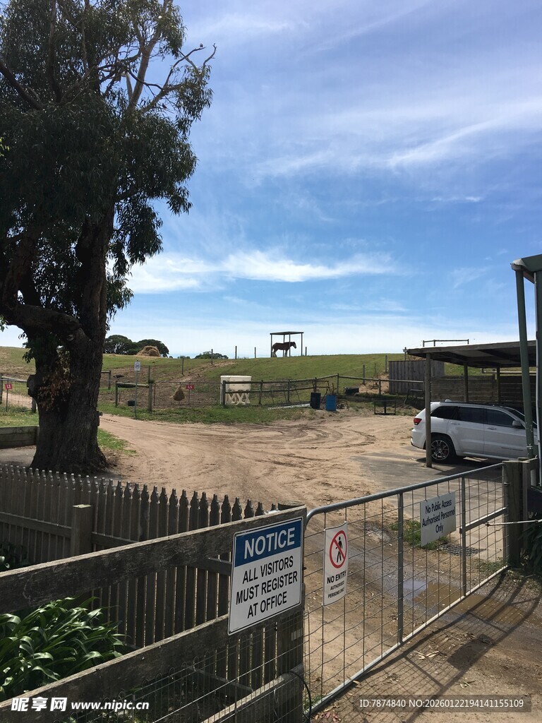 户外开阔场地与围栏景观