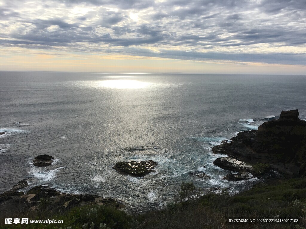 海边壮丽日出与礁石景观