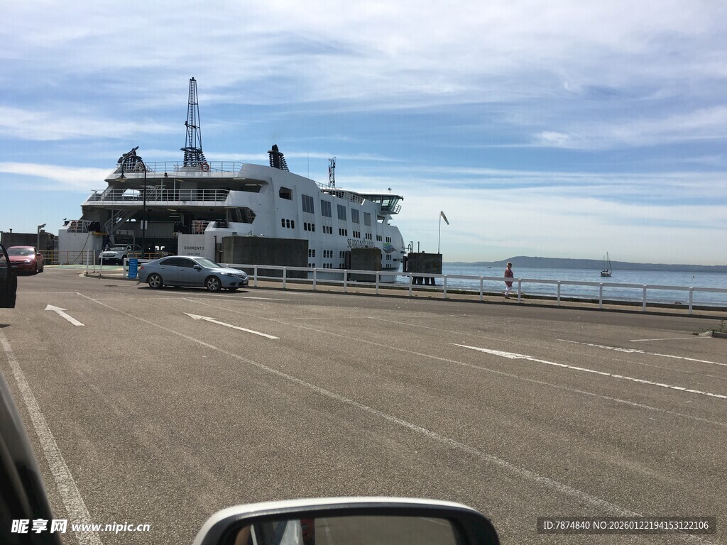 码头边的渡轮与车辆