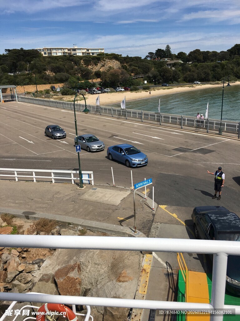 海边停车场及行驶车辆