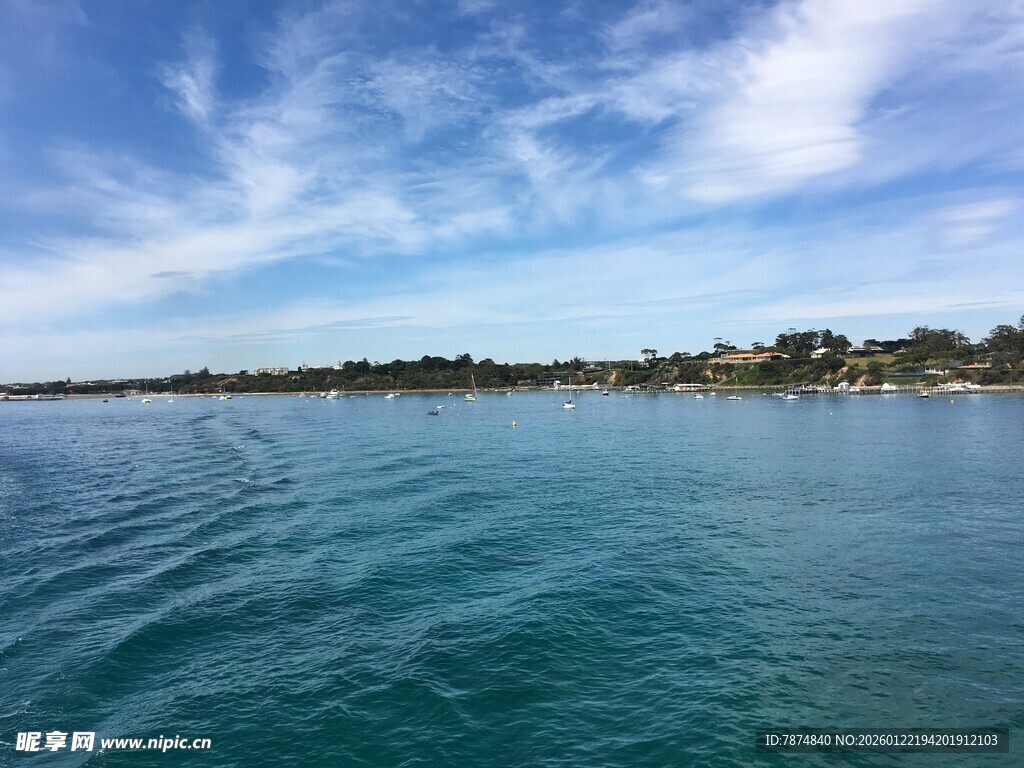 碧海蓝天畔的美丽海岸线