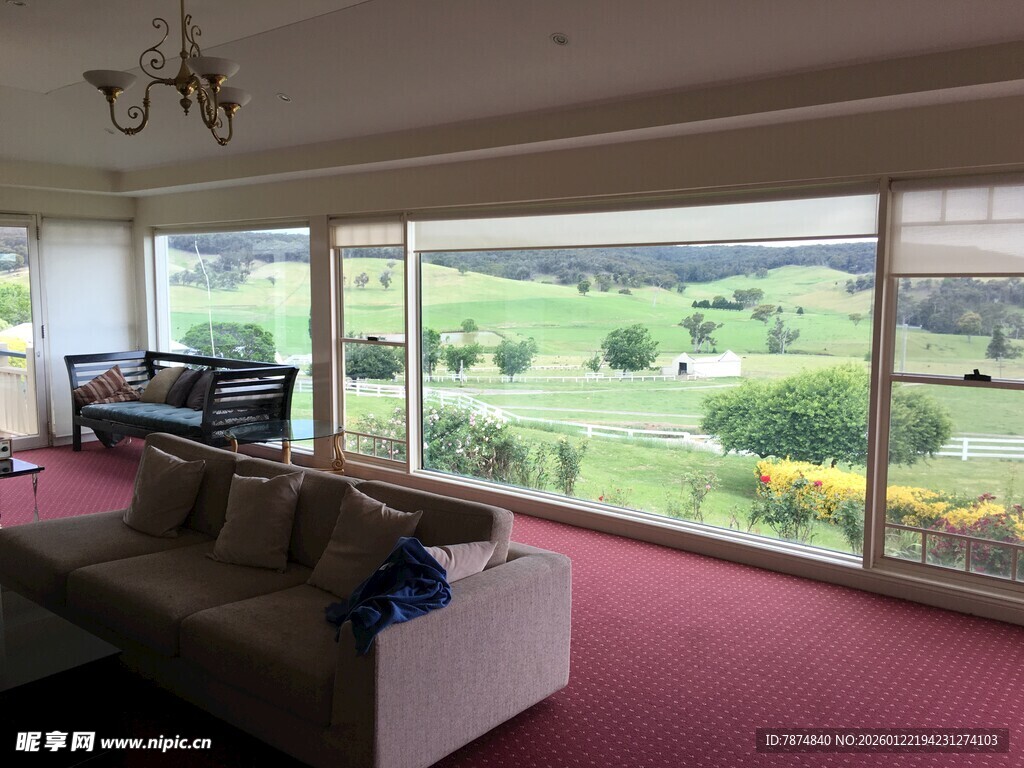 豪华客厅配窗外田园美景