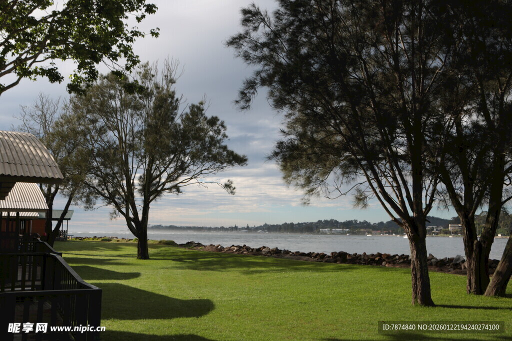 湖畔绿树环绕的惬意景致