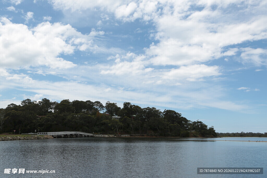湖畔绿树蓝天美景