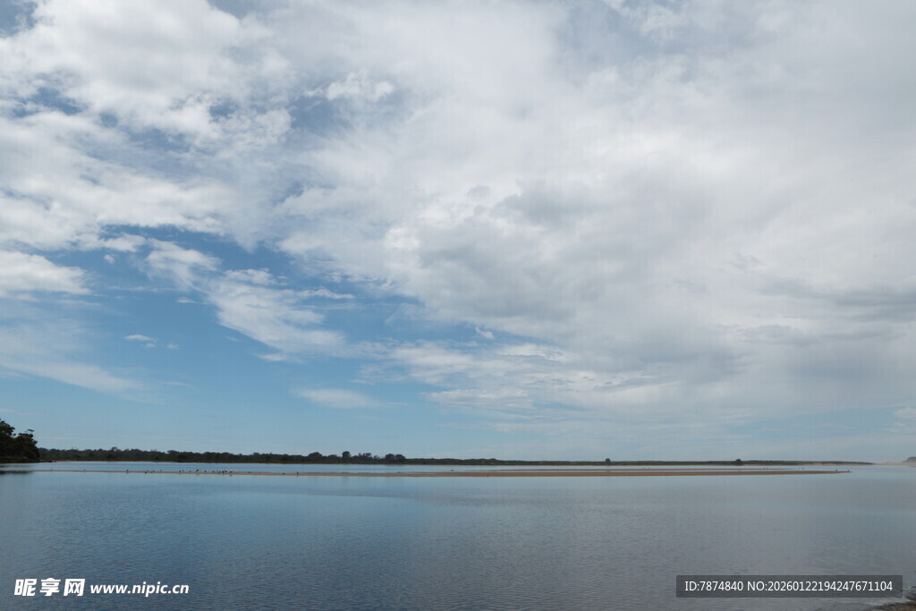 宁静湖面与蓝天白云美景