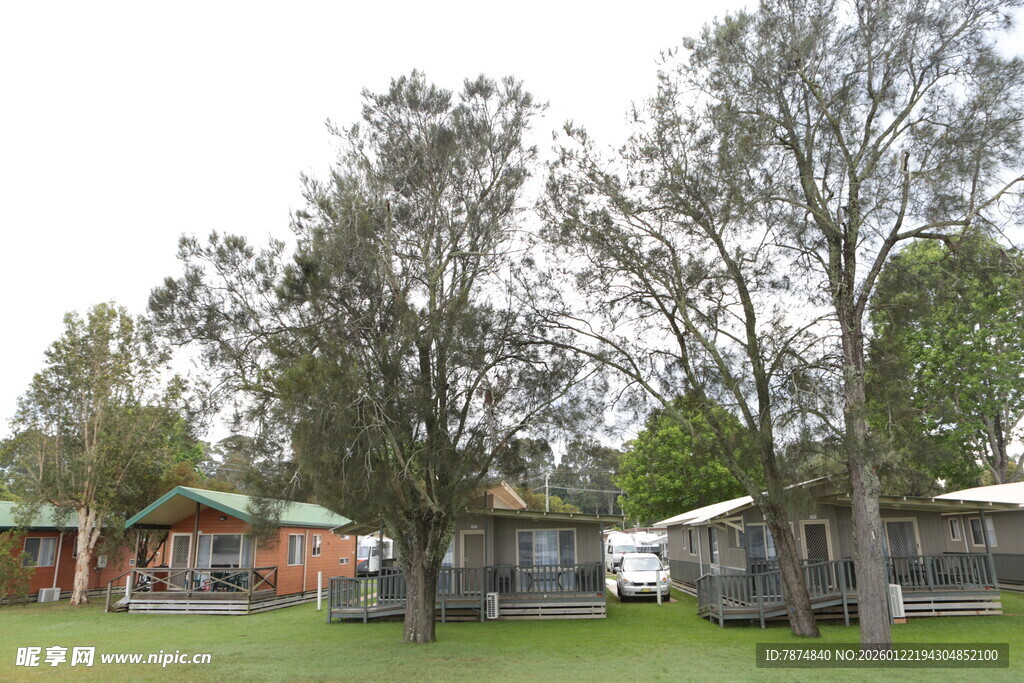乡村绿意环绕的小屋群落