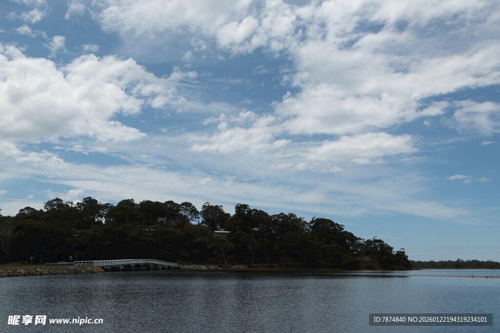 湖畔绿树蓝天美景