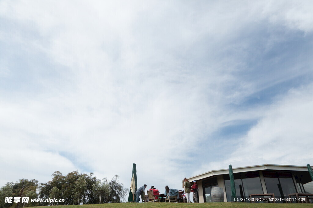 户外建筑及人群风景图