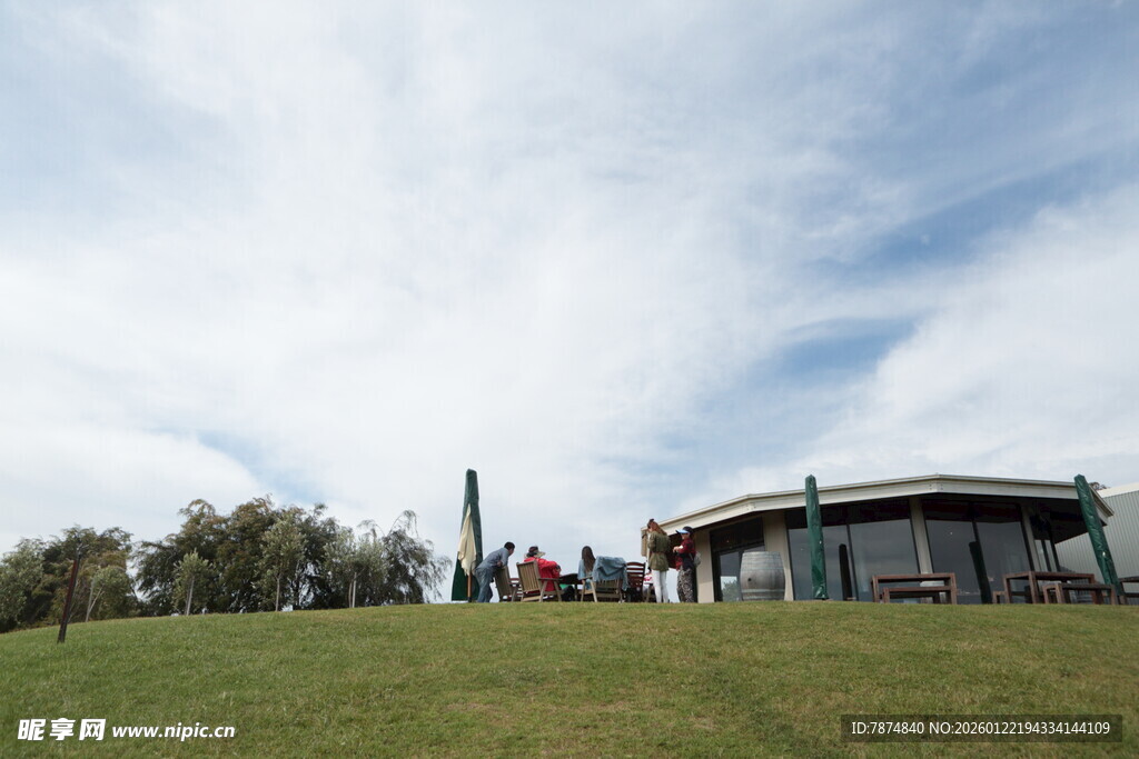 户外草地旁的现代建筑景观