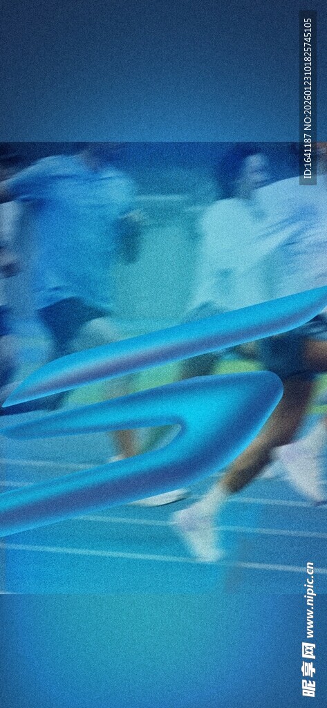 泳池中运动员奋力游泳