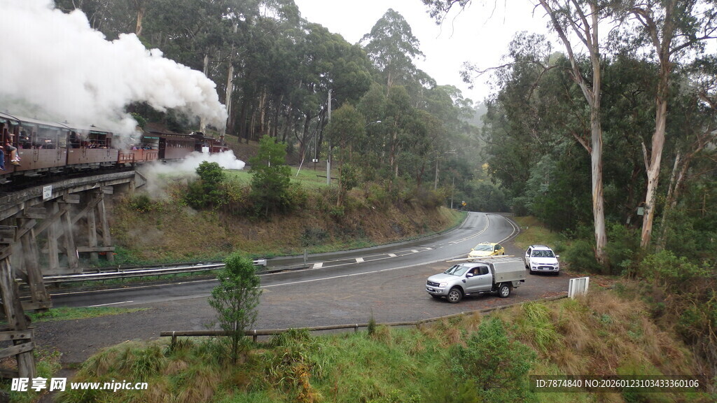 公路旁火车驶过的风景