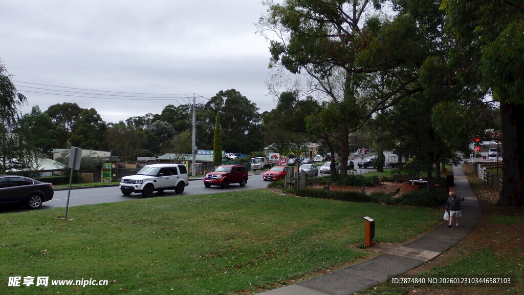 户外停车场景与绿化风景