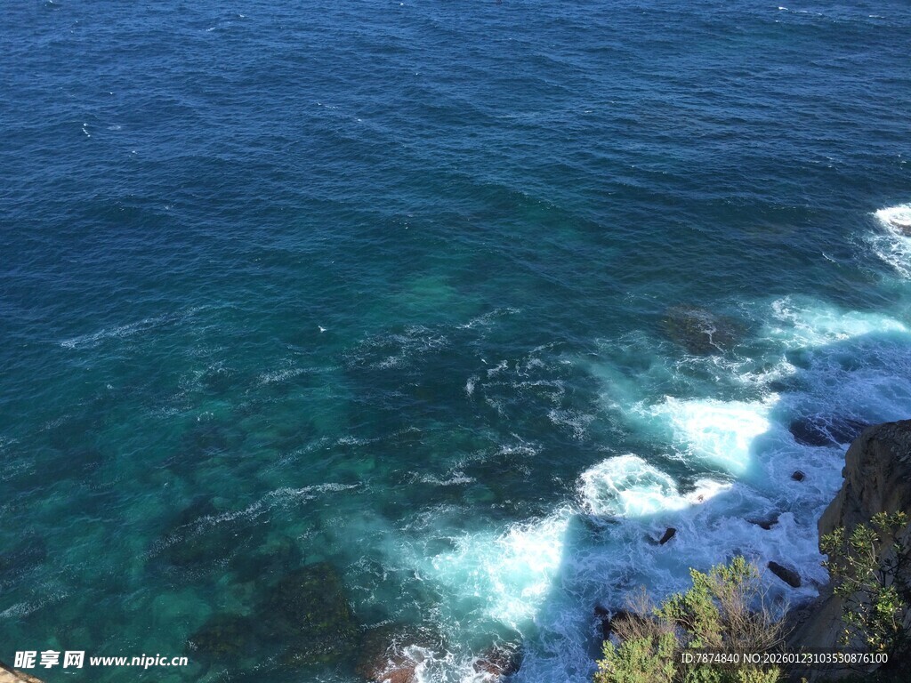 俯瞰碧海白浪拍岸美景