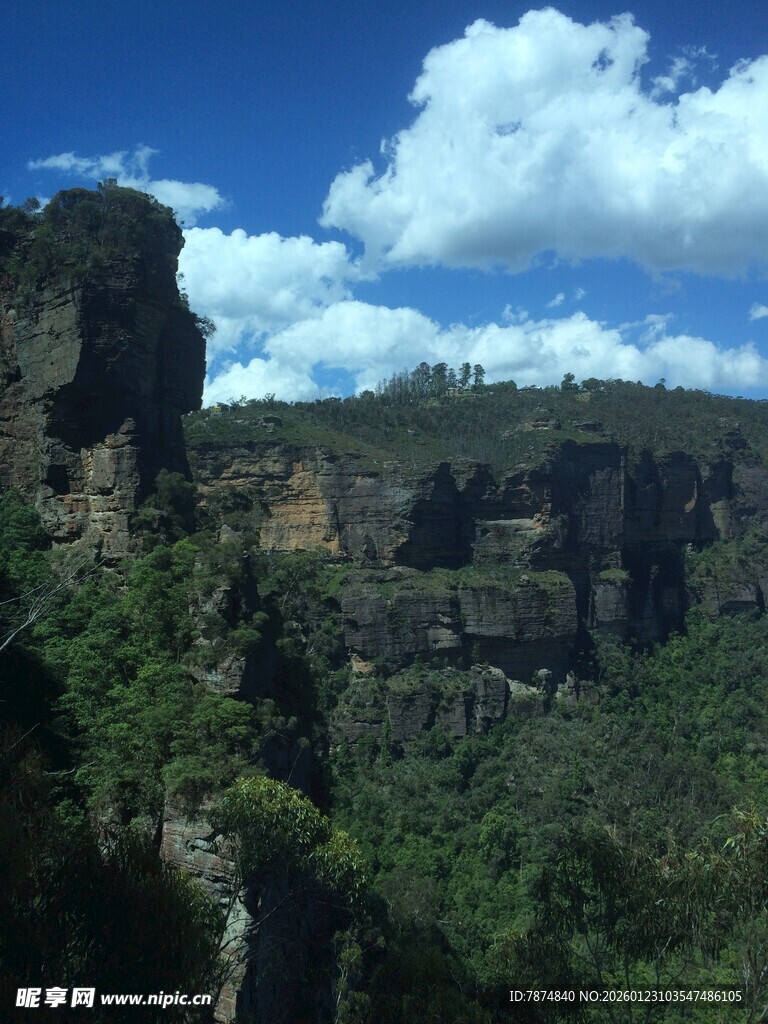 壮丽山景与蓝天白云