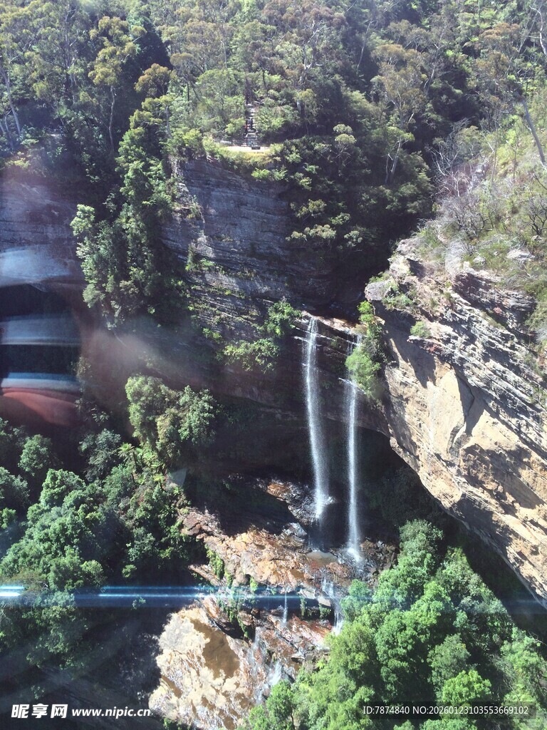 壮观山间瀑布自然美景