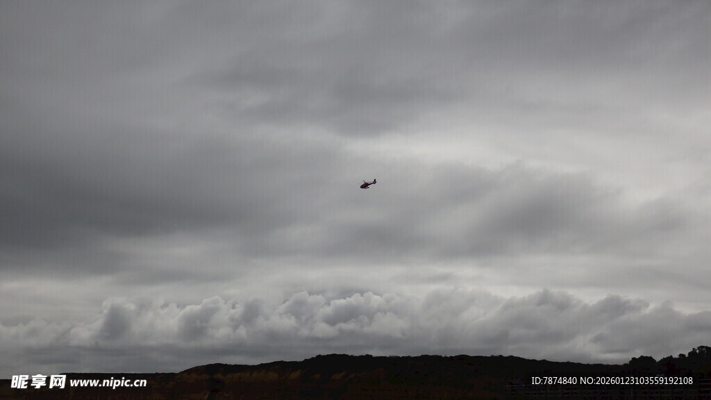 阴天下的飞鸟与远处山峦