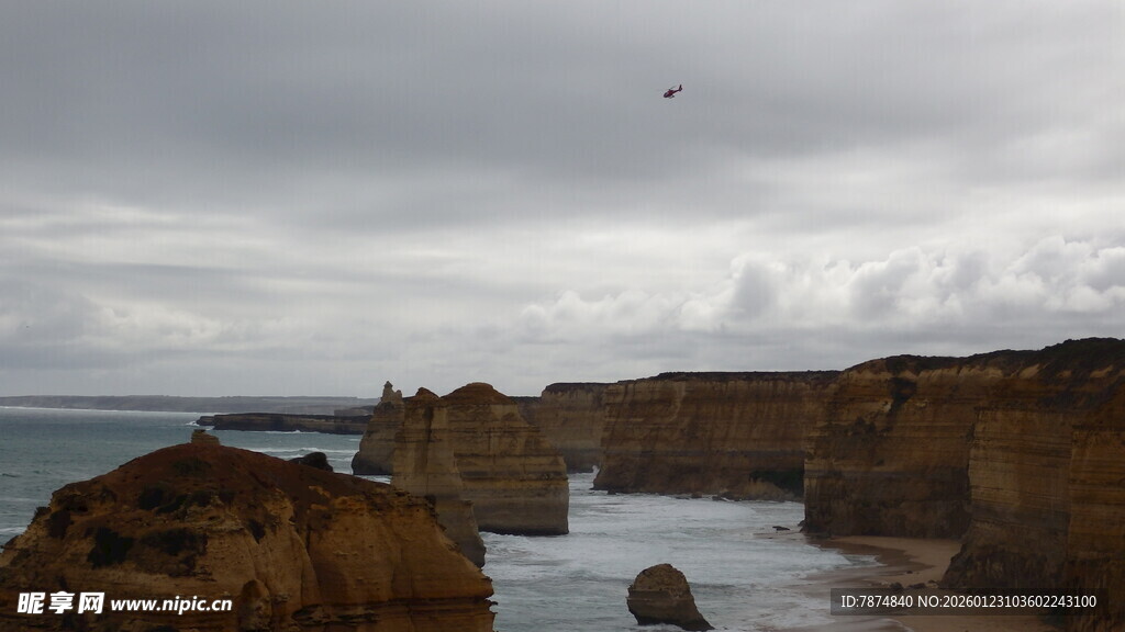 海岸边的壮丽岩石景观
