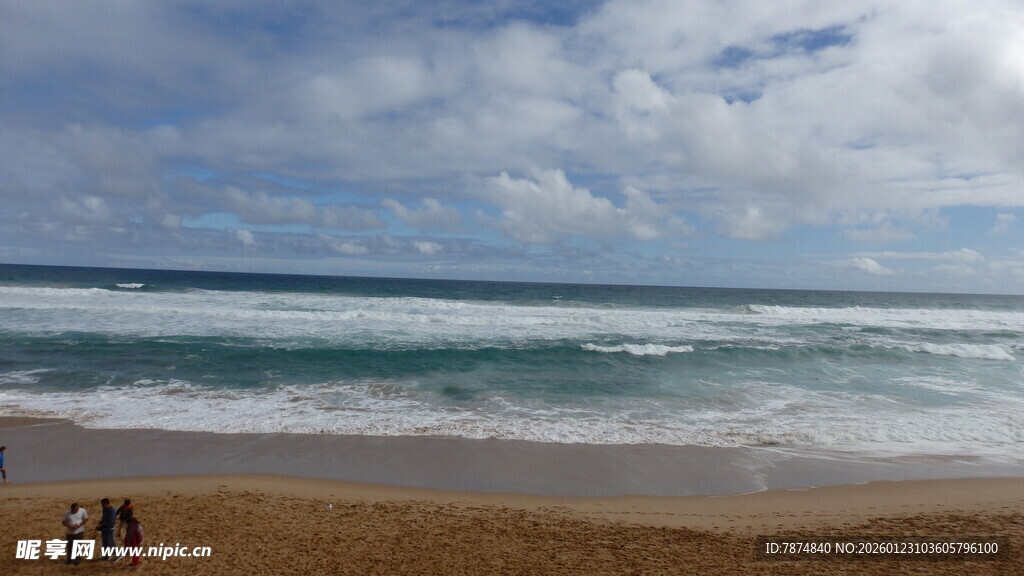 美丽海滩上的悠闲景象