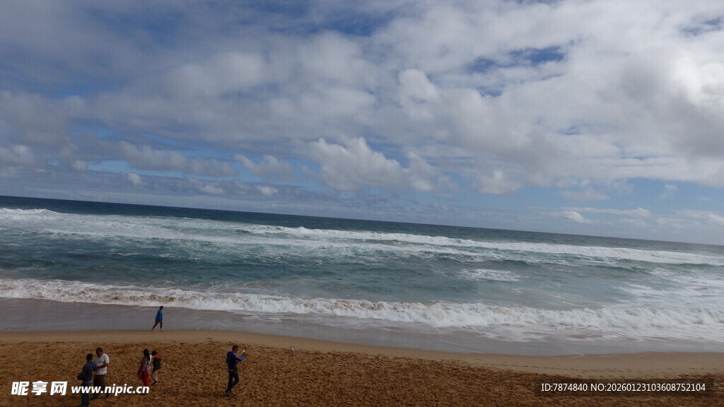 海滩漫步 享受惬意时光
