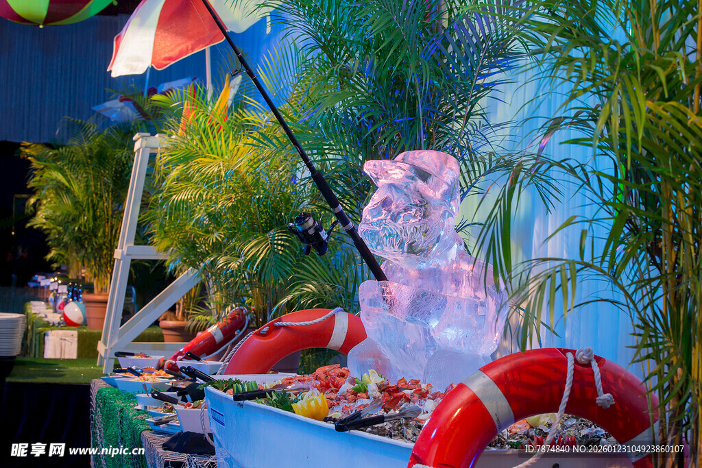 海边摊位的多彩商品展示