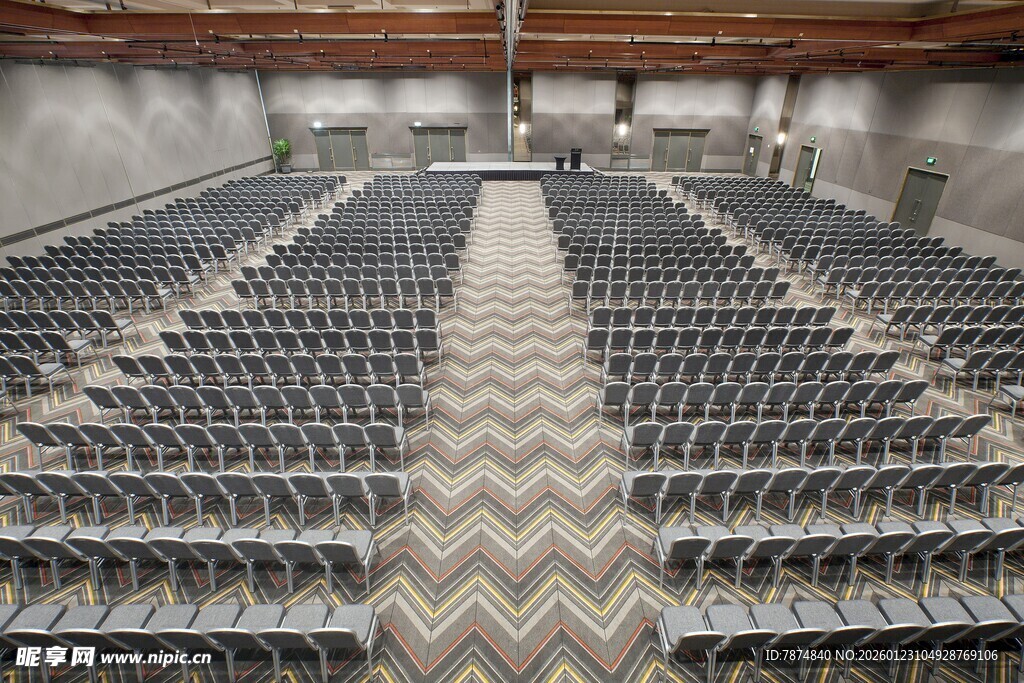 宽敞礼堂内整齐排列的座椅